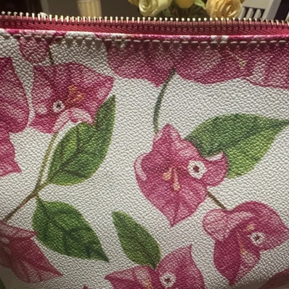 Dooney and Bourke BRAND NEW/RARE FLORAL FUSCHIA Pattern Crossbody Bag! - Picture 8 of 16